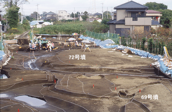 �������i