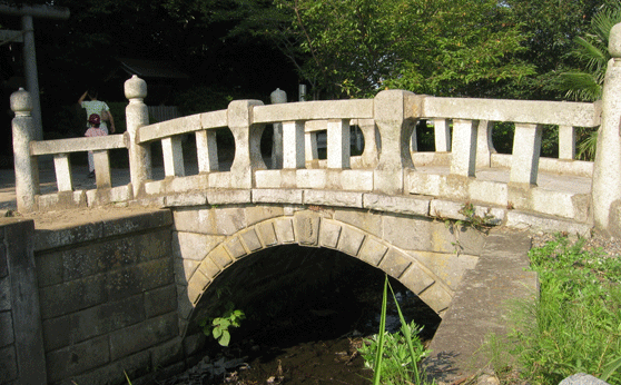 �����_�Ђ̐Α��A�[�`��