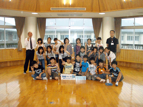 �L�ւ𑕒����Ă̋L�O�B�e