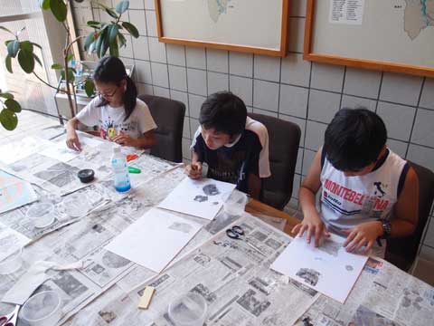 拓本を台紙に貼る