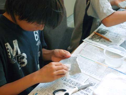 土器の拓本をとる