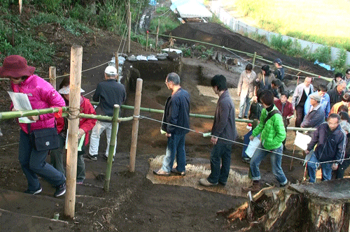 墳頂部に登る見学者
