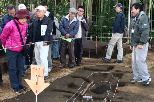 埋葬施設の説明を受ける見学者